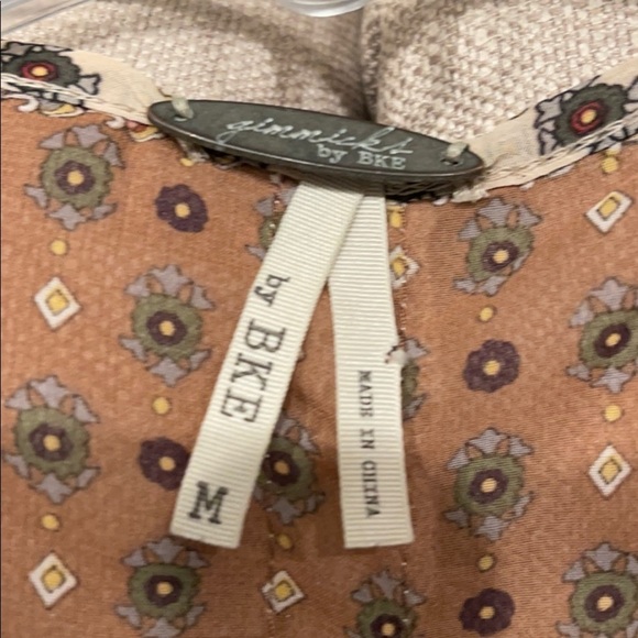 Q: GIMMICKS by BKE Bohemian Blouse Print Lace Detail Beige and Cream - Picture 4 of 8